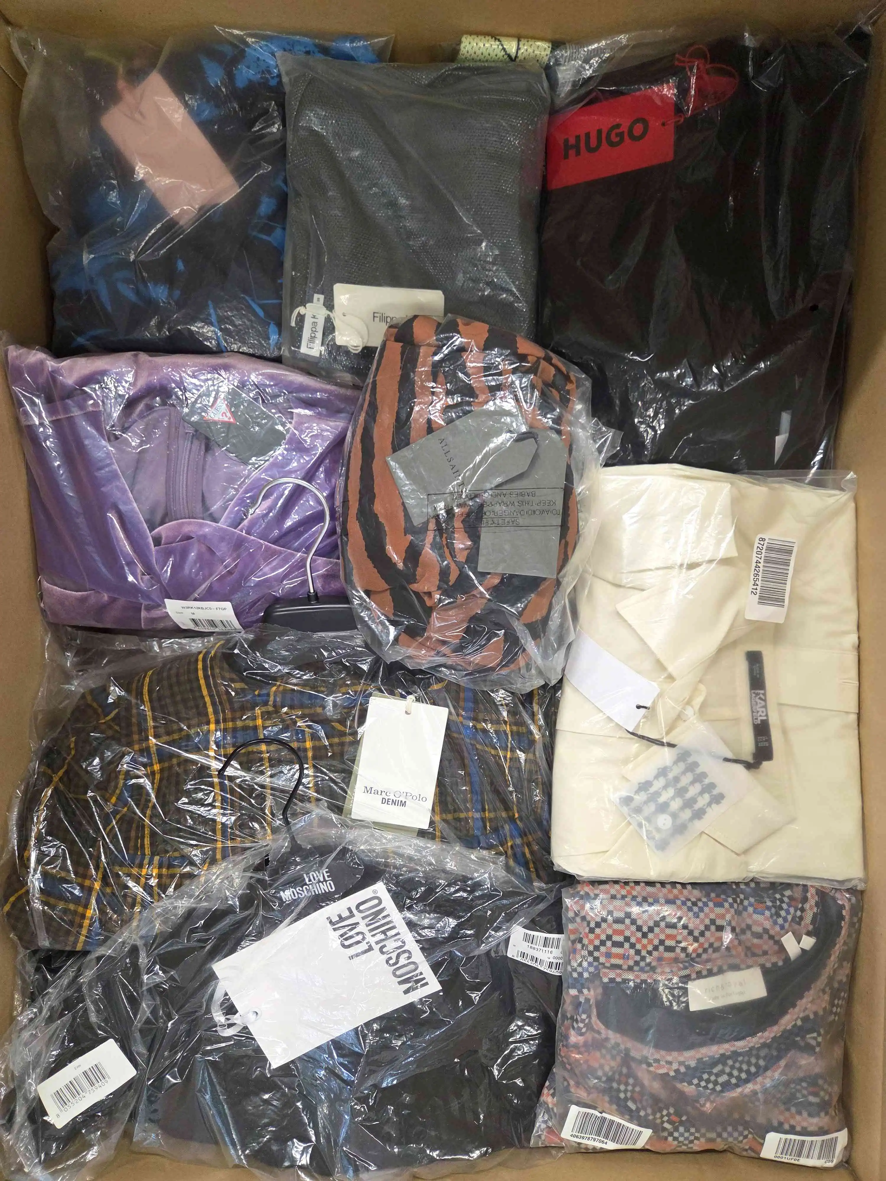 AD126 3 The photo shows a package with clothing in the category A.