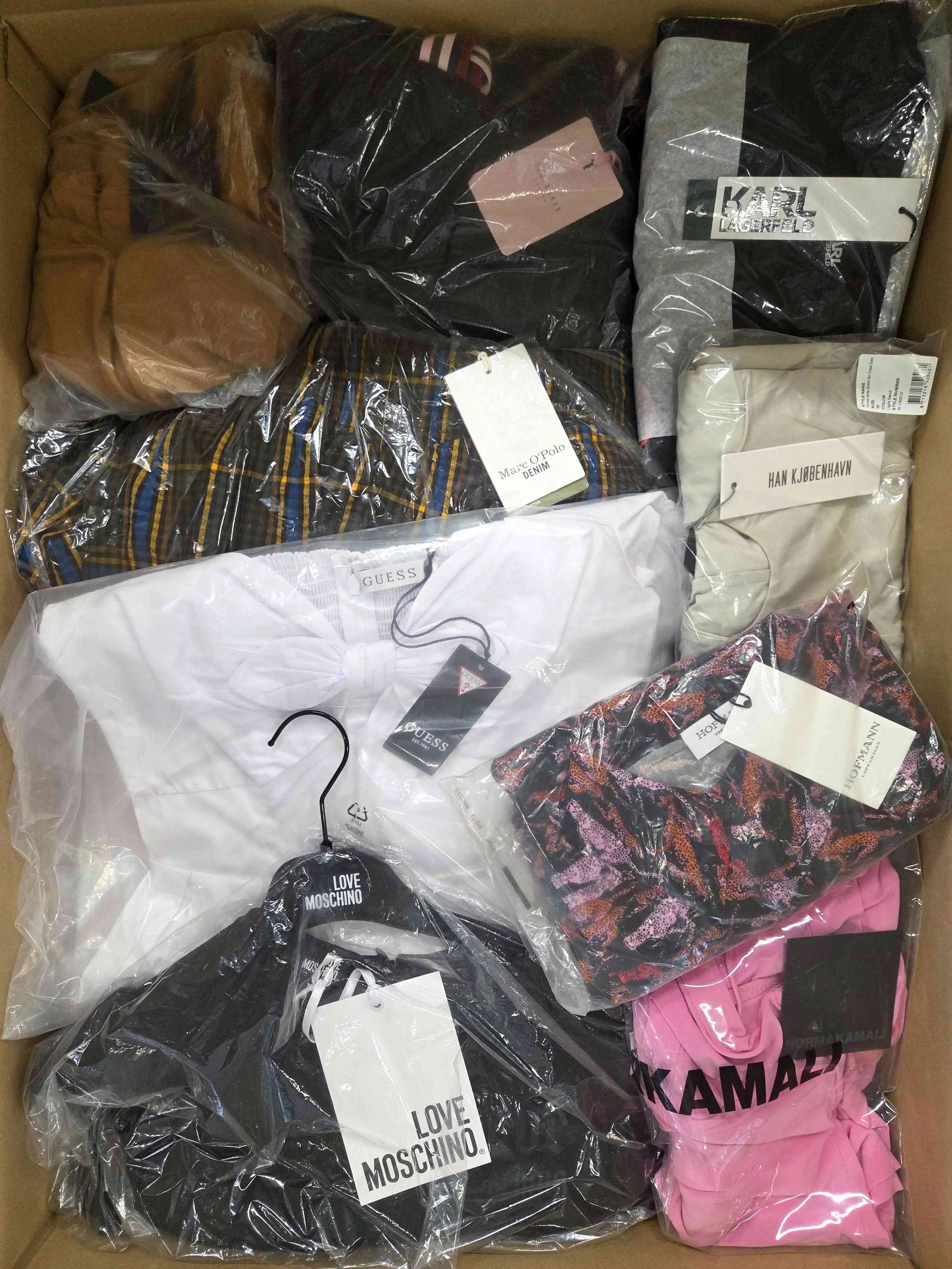 AD128 3 The photo shows a package with clothing in the category A.