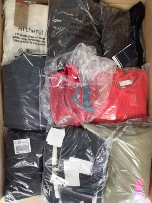 The photo shows a package with clothing in the category T.