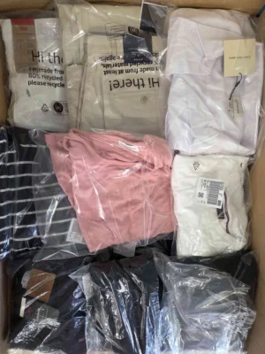 The photo shows a package with clothing in the category T.