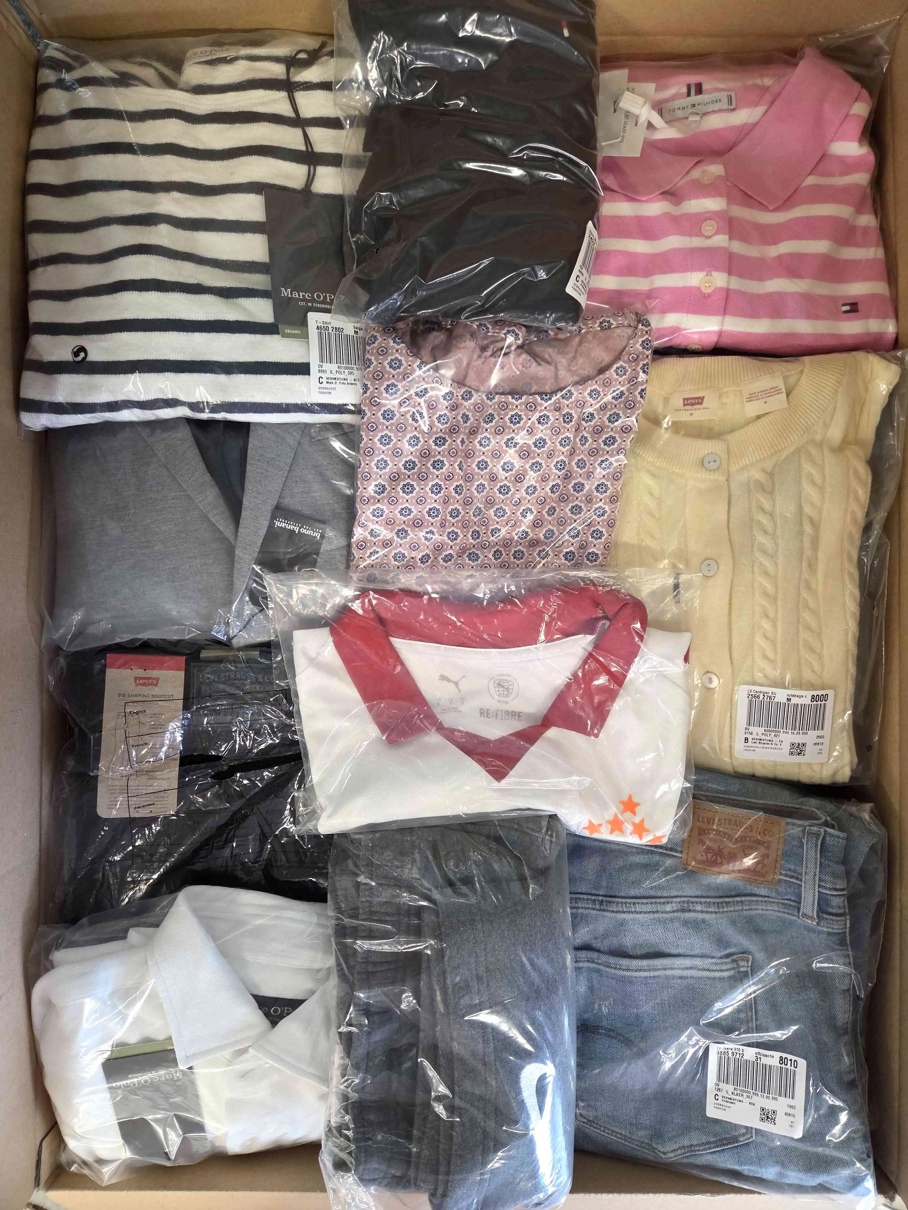 OT137 3 The photo shows a package with clothing in the category T.