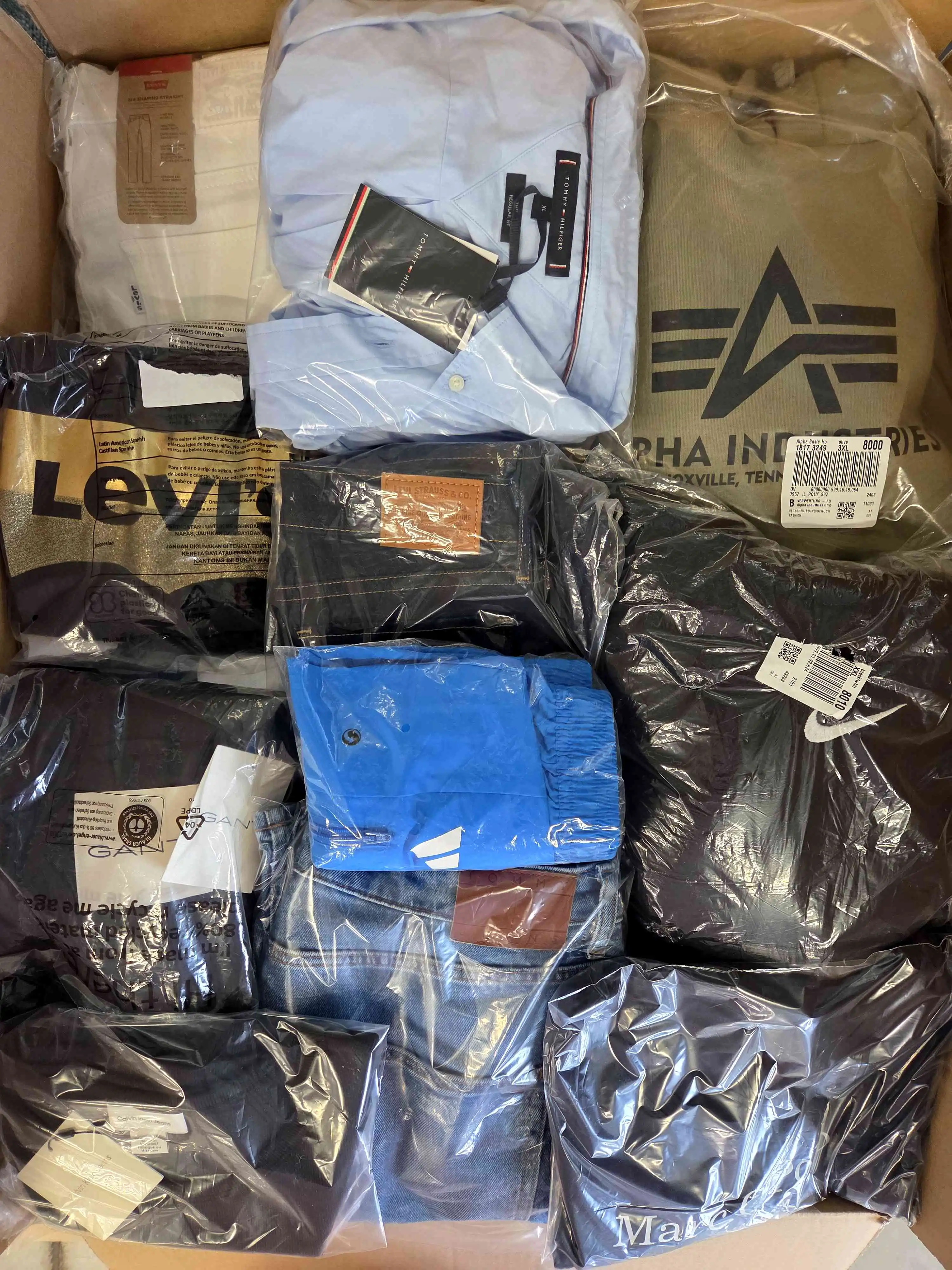 OT138 3 The photo shows a package with clothing in the category T.