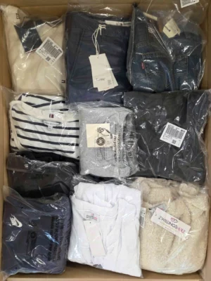 The photo shows a package with clothing in the category T.