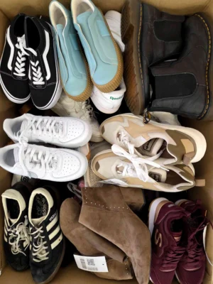The photo shows a package with footwear in the category SH.