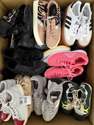 The photo shows a package with footwear in the category SH.