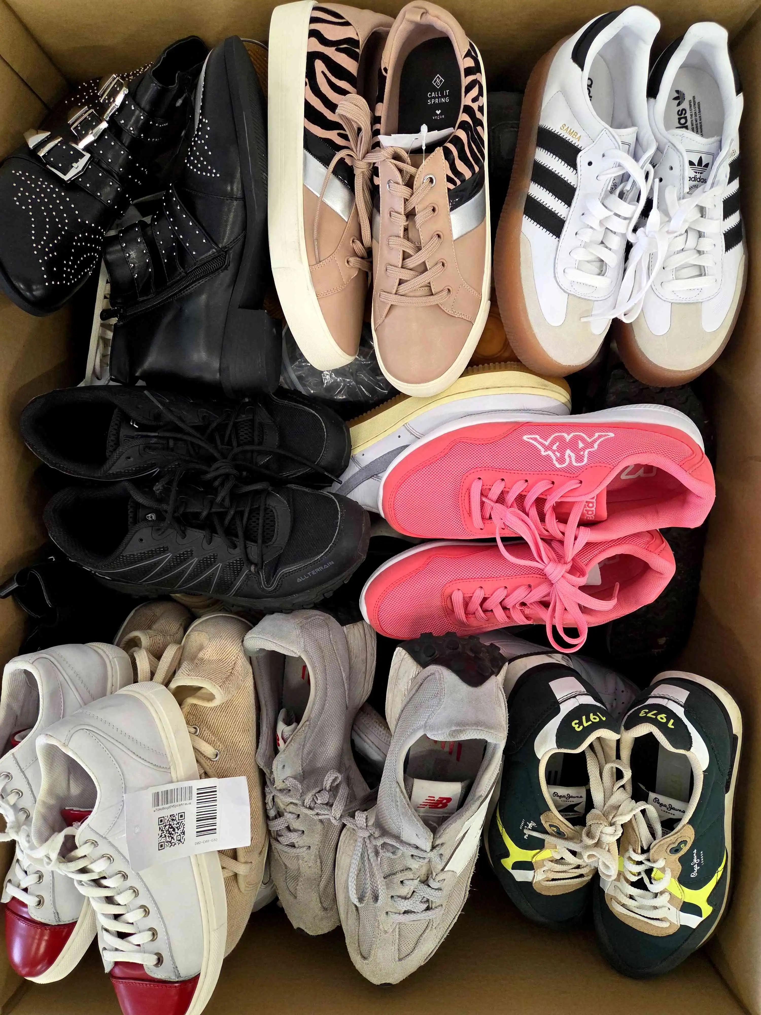 SH1419 3 The photo shows a package with footwear in the category SH.