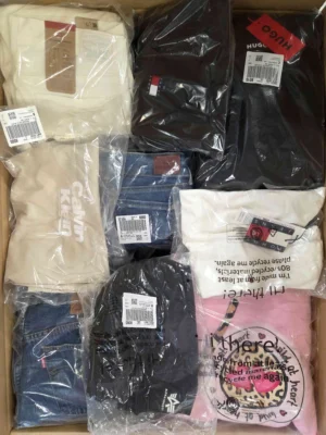 The photo shows a package with clothing in the category T.