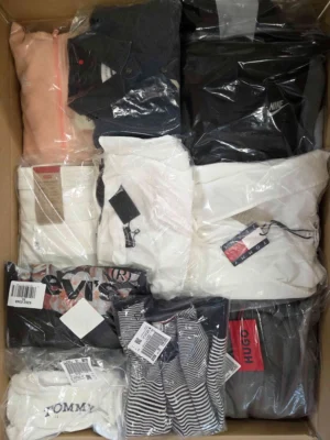 The photo shows a package with clothing in the category T.