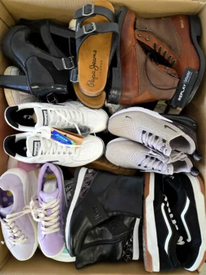 The photo shows a package with footwear in the category SH.
