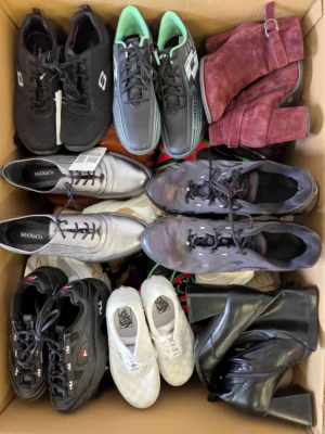The photo shows a package with footwear in the category SH.
