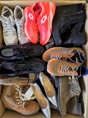 The photo shows a package with footwear in the category SH.