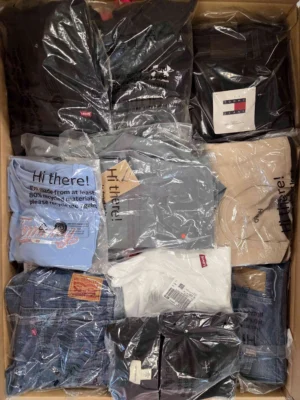 The photo shows a package with clothing in the category T.