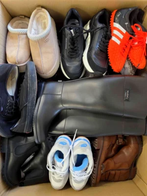 The photo shows a package with footwear in the category SH.