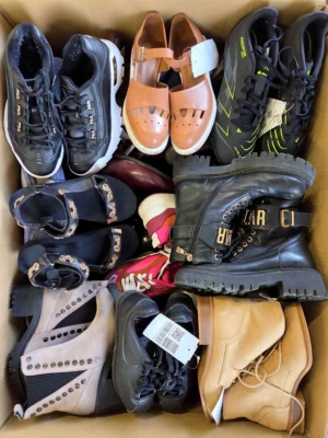 The photo shows a package with footwear in the category SH.