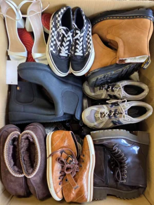 The photo shows a package with footwear in the category SH.