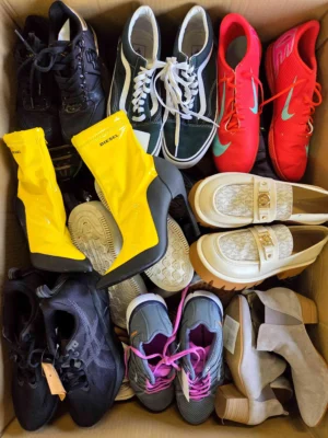 The photo shows a package with footwear in the category SH.