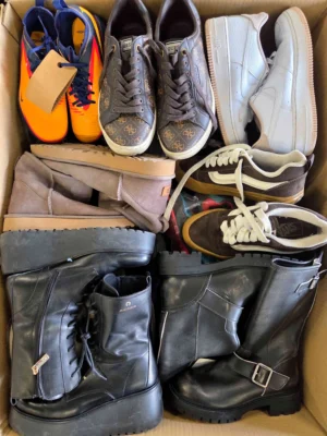 The photo shows a package with footwear in the category SH.