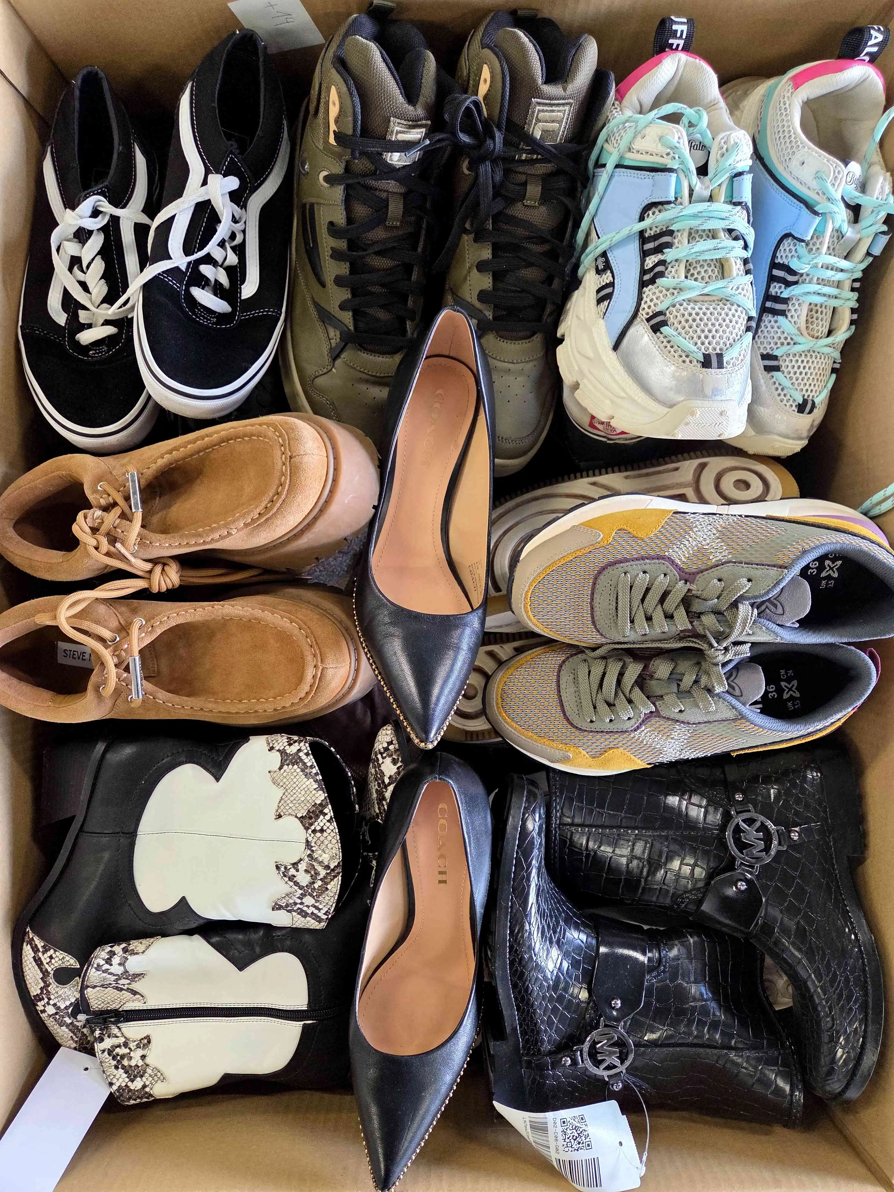 SH1451 3 The photo shows a package with footwear in the category SH.