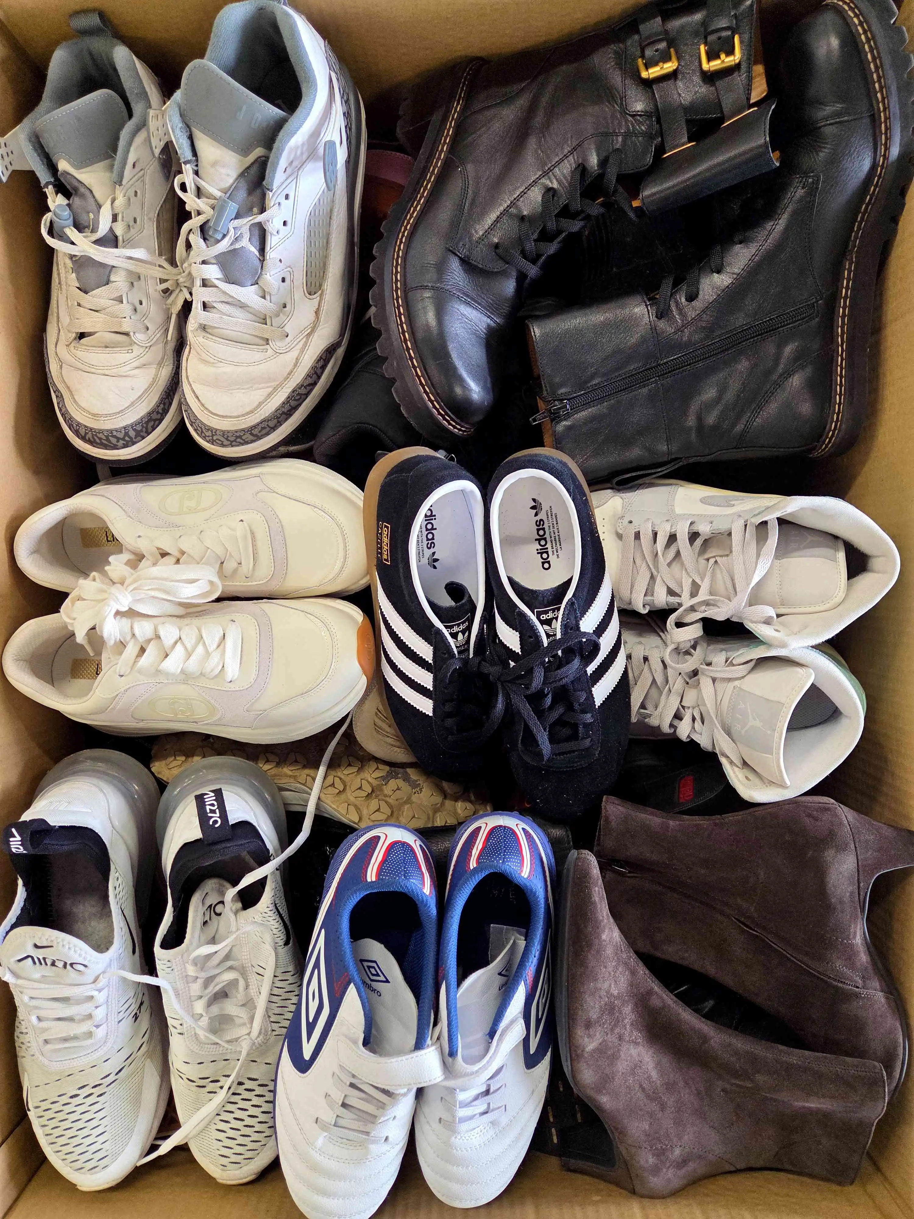SH1454 3 The photo shows a package with footwear in the category SH.