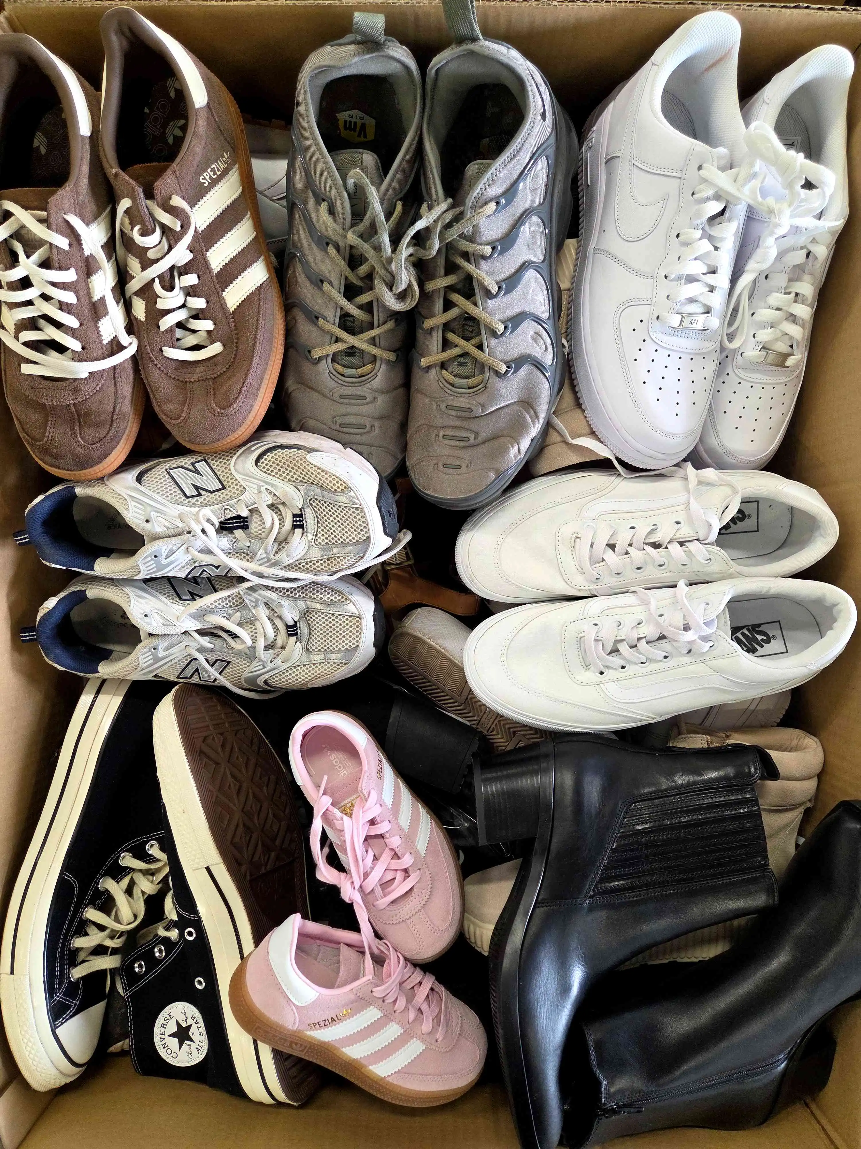 SH1455 3 The photo shows a package with footwear in the category SH.