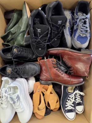 The photo shows a package with footwear in the category SH.