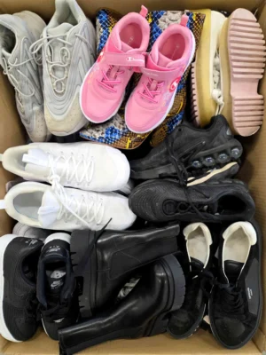 The photo shows a package with footwear in the category SH.