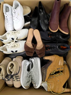 The photo shows a package with footwear in the category SH.