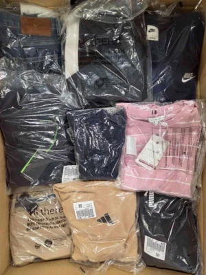 The photo shows a package with clothing in the category T.