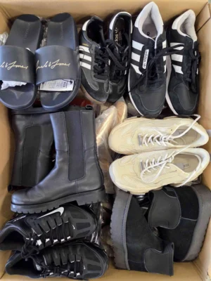 The photo shows a package with footwear in the category CSU.