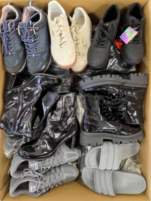 The photo shows a package with footwear in the category CSU.
