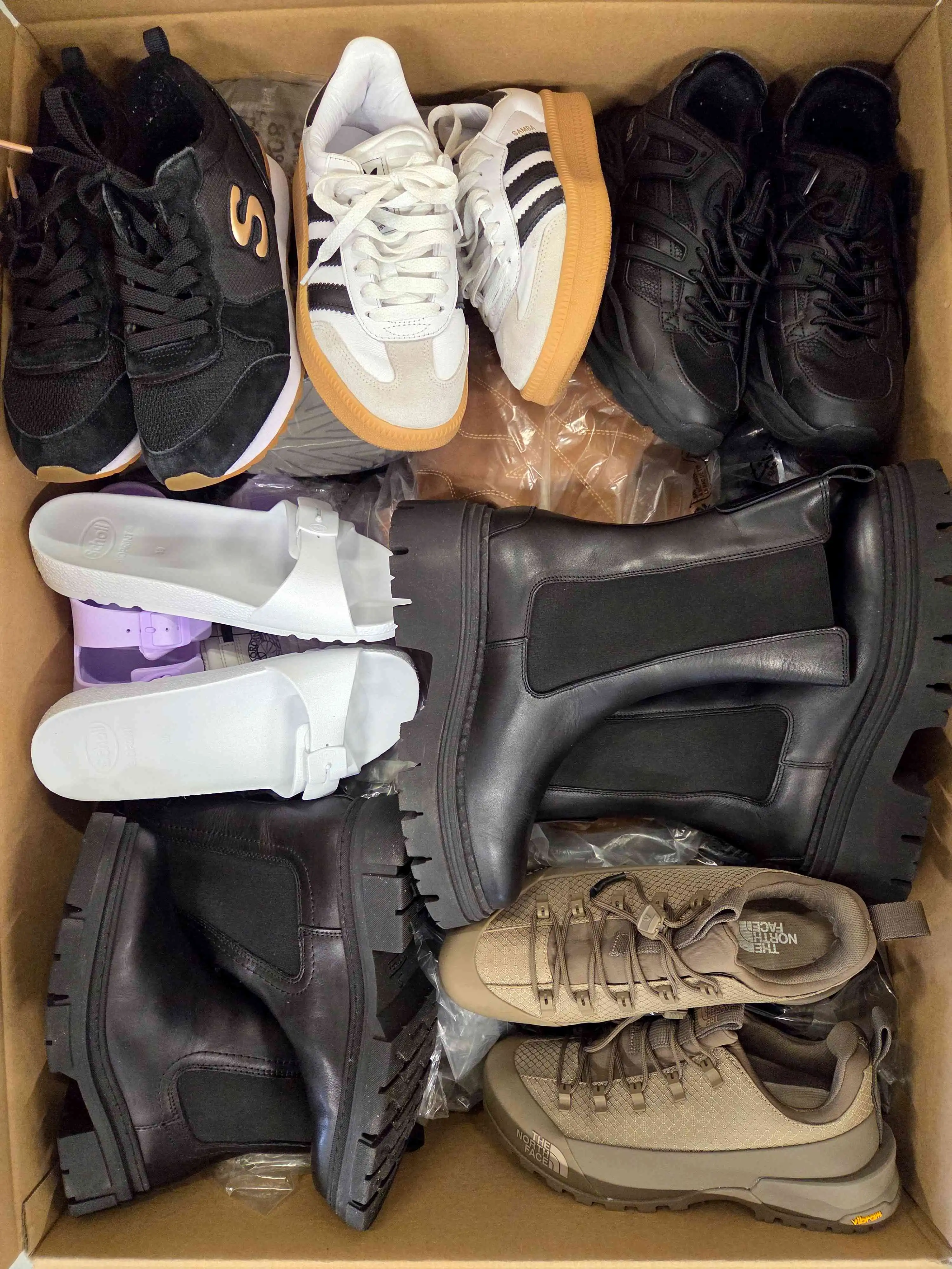 CSU1508 3 The photo shows a package with footwear in the category CSU.