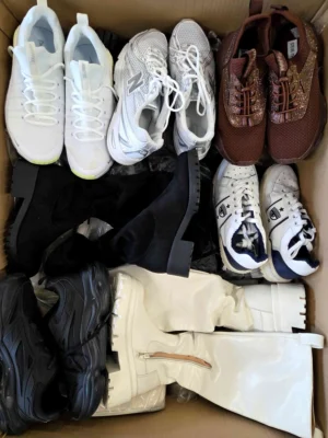 The photo shows a package with footwear in the category CSU.
