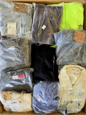 The photo shows a package with clothing in the category D.