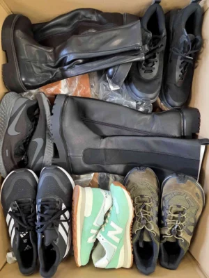 The photo shows a package with footwear in the category CSU.