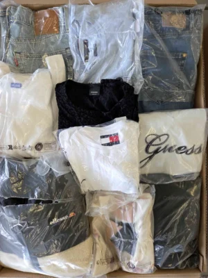 The photo shows a package with clothing in the category D.