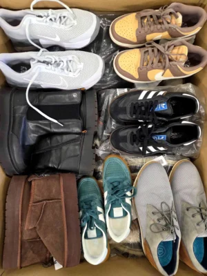 The photo shows a package with footwear in the category CSU.
