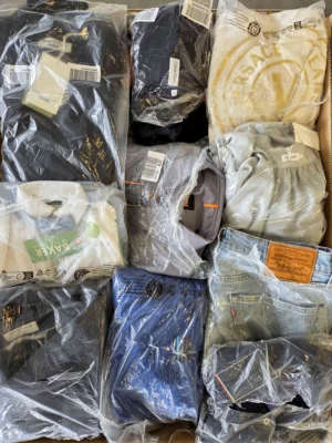 The photo shows a package with clothing in the category D.