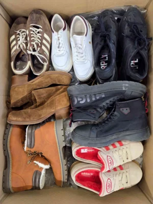 The photo shows a package with footwear in the category CSU.