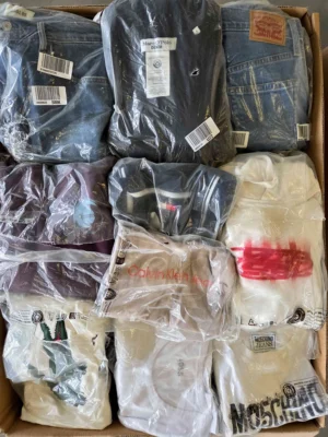 The photo shows a package with clothing in the category D.