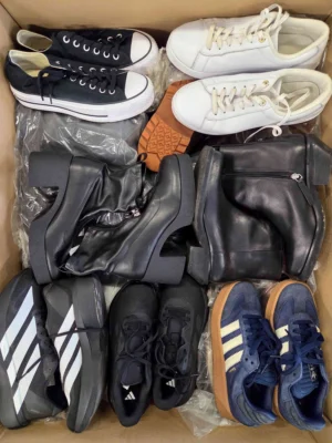 The photo shows a package with footwear in the category CSU.