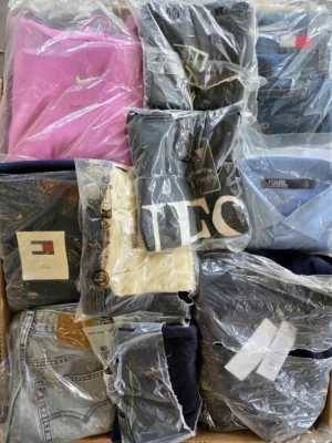 The photo shows a package with clothing in the category D.