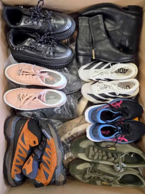 The photo shows a package with footwear in the category CSU.