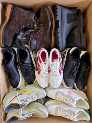 The photo shows a package with footwear in the category CSU.