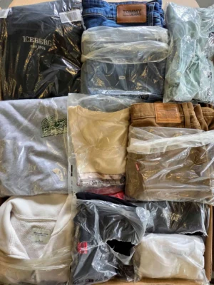The photo shows a package with clothing in the category D.