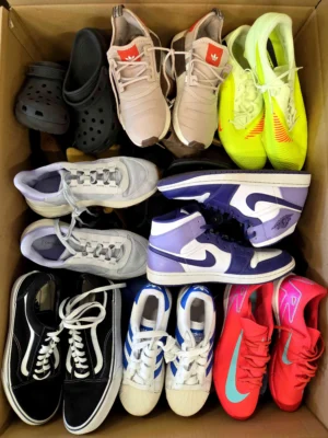 The photo shows a package with footwear in the category SH.