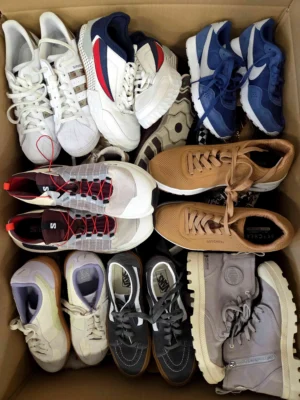 The photo shows a package with footwear in the category SH.