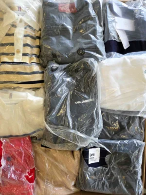 The photo shows a package with clothing in the category D.