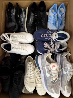 The photo shows a package with footwear in the category SH.