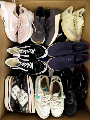 The photo shows a package with footwear in the category SH.