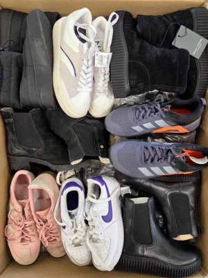 The photo shows a package with footwear in the category CSU.